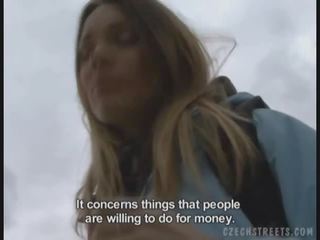 Ceko dewi menunjukkan payudara untuk uang