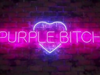 Verkleedpartij ms heeft eerste xxx klem met een ventilator door purple verbeelding vrouw