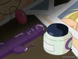Desagradable dibujos animados acompañante begs a ser untied pero todavía consigue su mojada coño y estrecho anal lleno por un juguete