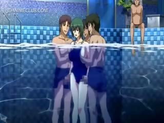 Tre kåta dubbar knull en sexig animen enligt vatten