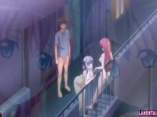 Dos hentai niñas follada al aire libre por compañero en trío