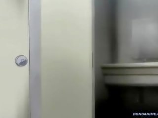 Um adolescente scout golpes eixo em o público quarto de banho